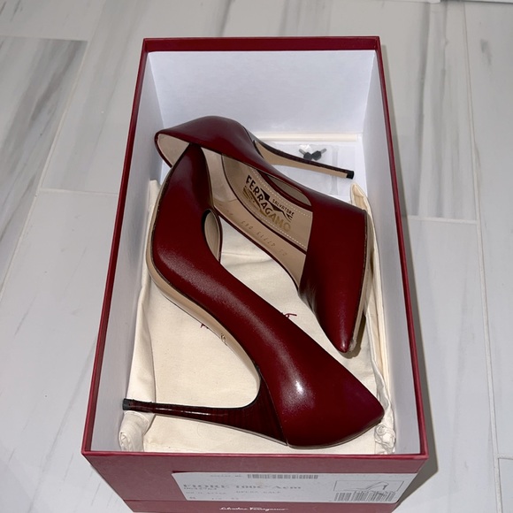 SALVATORE FERRAGAMO super flattering deep red stiletto pumps-EUC - Picture 7 of 8